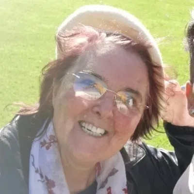Anita Godinho sorrindo ao ar livre